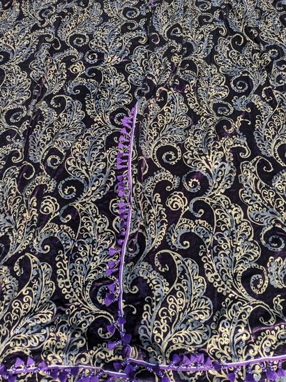 Paire de rideaux en velours aubergine à motifs...