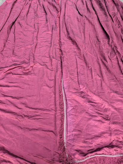 Paire de rideaux en satin moiré lie de vin,...
