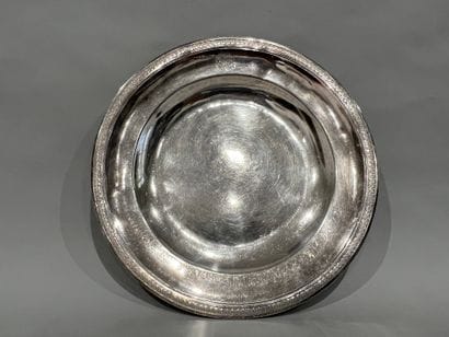 Round silver dish (925), the wing decorated...