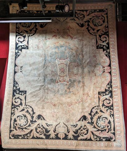 Grand tapis en laine à décor au centre de...
