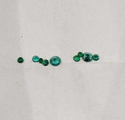 Set of unmounted colored stones: small emeralds;...