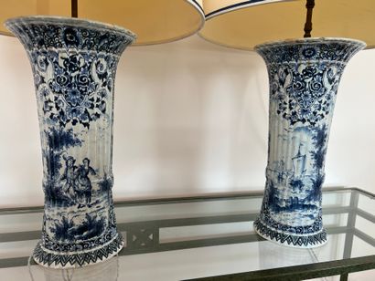 DELFT, début du XXe siècle. Paire de vases...