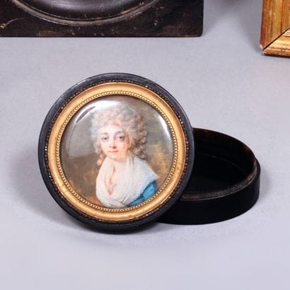 Boîte ronde en écaille, le couvercle orné...