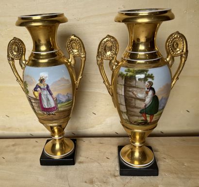 Paire de vases de forme balustre en porcelaine...
