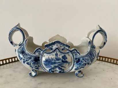 DELFT, XXe siècle. Jardinière en faïence...