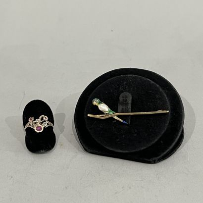 18K (750) yellow gold safety pin featuring...