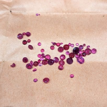Set of unmounted colored stones: small emeralds;...