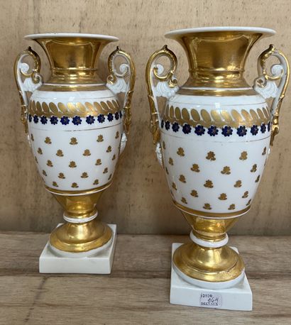Paire de vases de forme balustre en porcelaine...