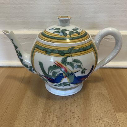 Hermès, modèle Toucans : théière en porcelaine....