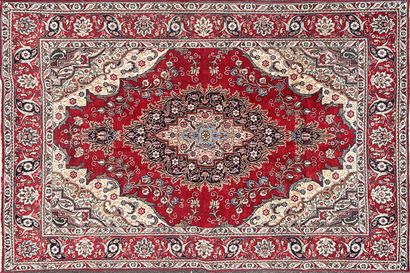Grand tapis d'Orient en laine à décor d'une...