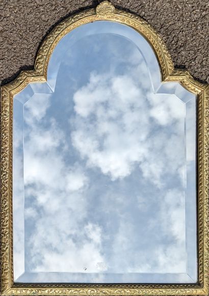 Miroir à encadrement en bronze à décor ciselé...