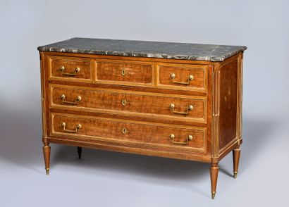Commode en acajou et placage d'acajou, les...