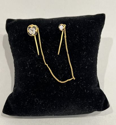 Yellow gold tie pins linked by an 18K (750)...