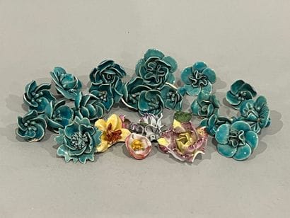 Ensemble de fleurs en porcelaine ou faïence,...