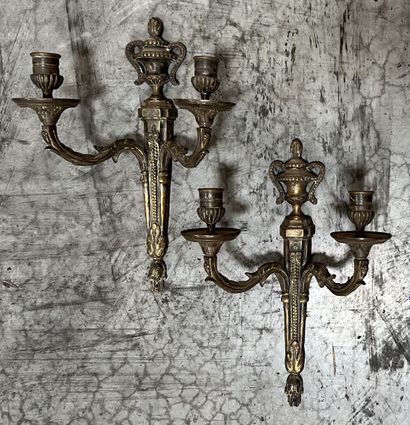 Paire d'appliques en bronze argenté, le fût...