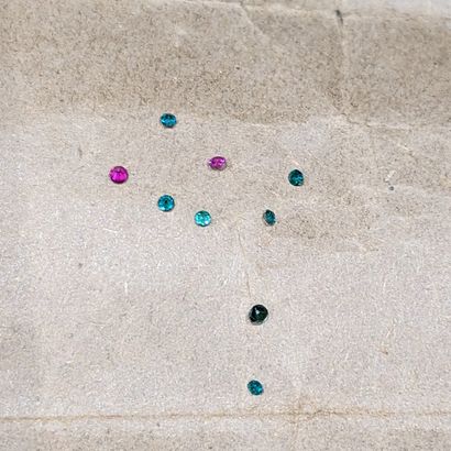 Set of unmounted colored stones: small emeralds;...