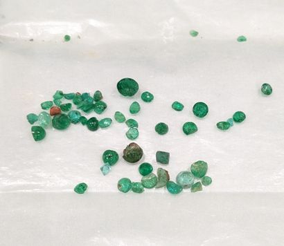 Set of unmounted colored stones: small emeralds;...