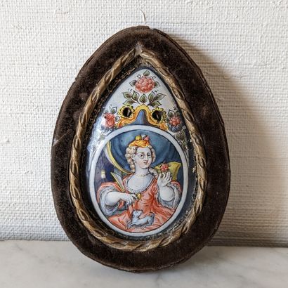 Plaque d’aumônière piriforme dite « bourse...