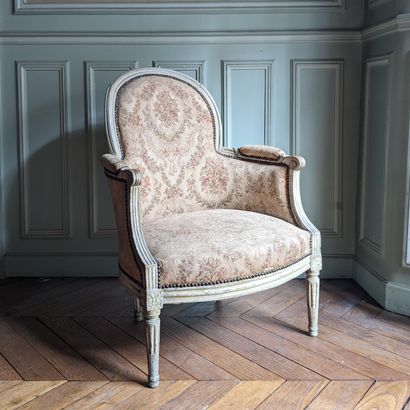 Bergère en bois relaqué gris, le dossier...