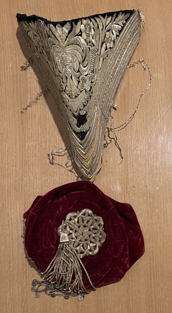 Petite toque en velours rouge rebrodé de...