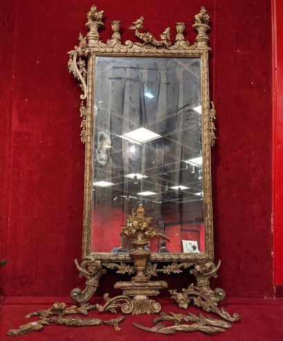 Miroir à entourage en bois doré et patine...
