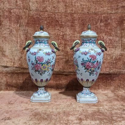 Paire de vases en porcelaine à décor de fleurs...