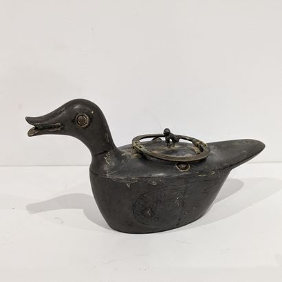 Verseuse en étain figurant un canard, les...