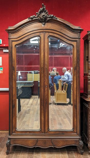 Armoire en palissandre et placage de palissandre....