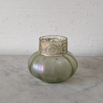 Petit vase à côtes en verre vert irisé, le...