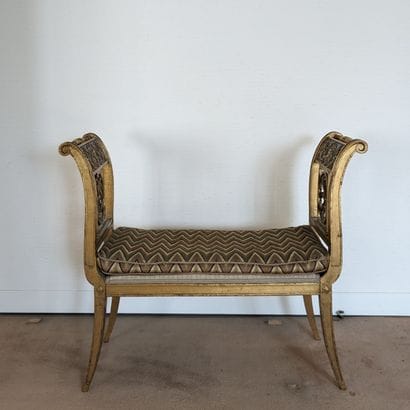 Petite banquette en bois doré. Les chevets...