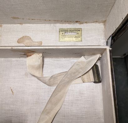LOUIS VUITTON. Valise garnie toile enduite...