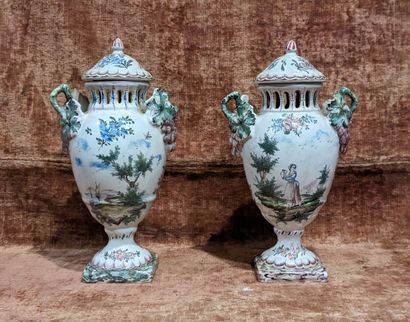 Paire de vases pot-pourri et leur couvercle...
