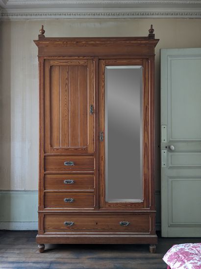 Armoire en pitchpin ouvrant à une porte à...