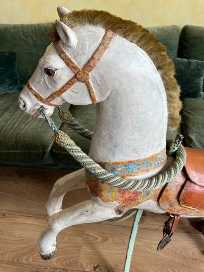 Cheval de manège en bois peint blanc et polychromie....