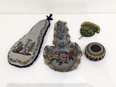Deux porte-épingles, à décor en perlé sur...