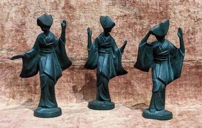 Suite de trois statuettes en régule à patine...