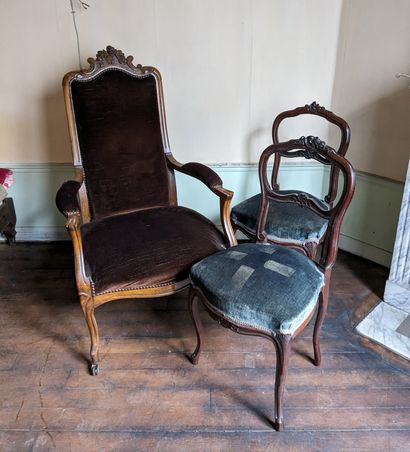 Paire de chaises en palissandre à décor rocaille....