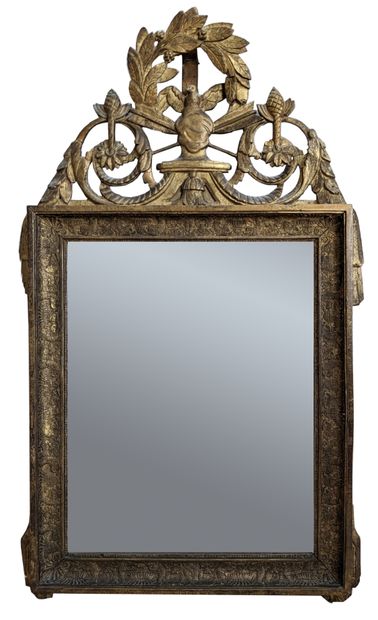Miroir à entourage en bois doré à décor de...
