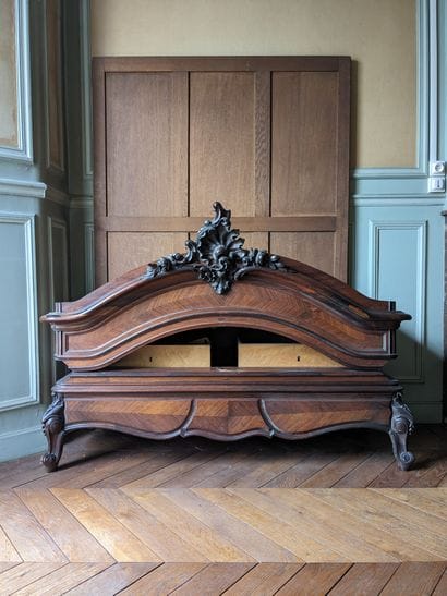 Armoire en palissandre et placage de palissandre....