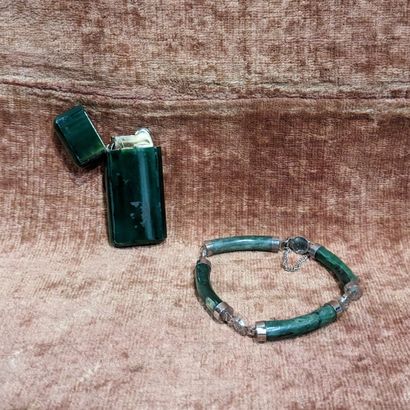 Briquet dans une monture en jade. On joint...