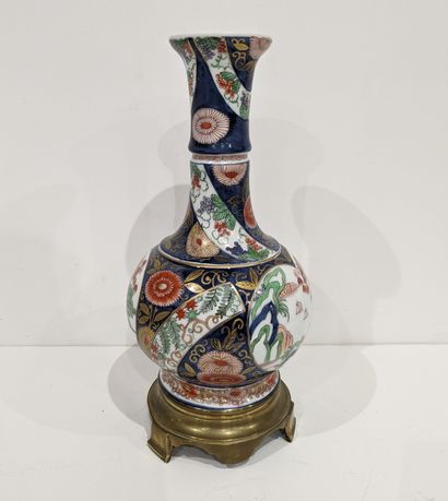 Vase balustre en porcelaine à décor en émaux...