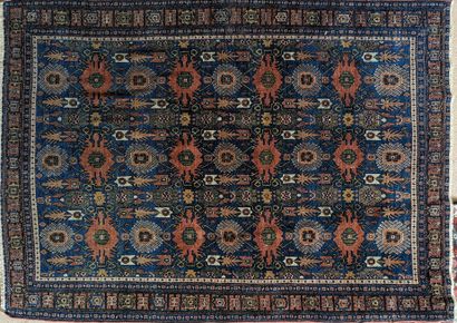 Petit tapis d’Orient à décor stylisé sur...