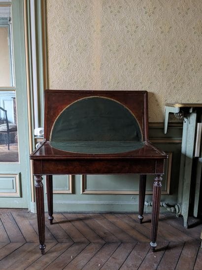 Table à jeu en acajou et placage d'acajou,...
