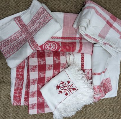 Ensemble de sept nappes en coton blanc et...