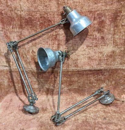 Deux lampes d'atelier articulées, les montants...