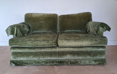 Deux canapés confortables à deux places,...