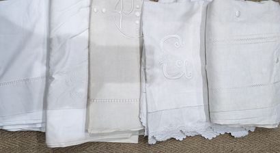 Ensemble de cinq draps plats en coton rebrodé...
