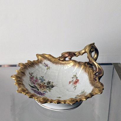 Coupe coquille en porcelaine, à décors de...