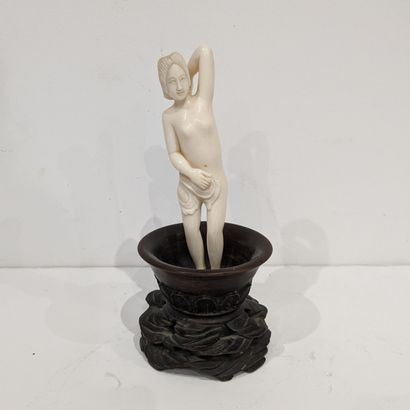 Statuette de baigneuse pudique en ivoire...
