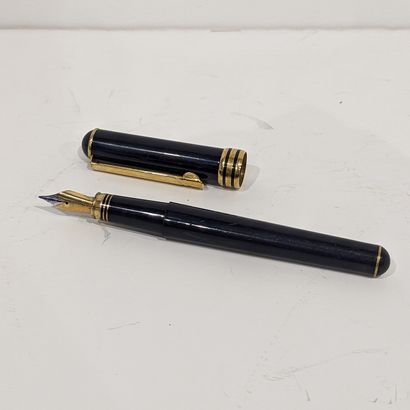 Daniel HECHTER Monsieur. Stylo à plume laqué...